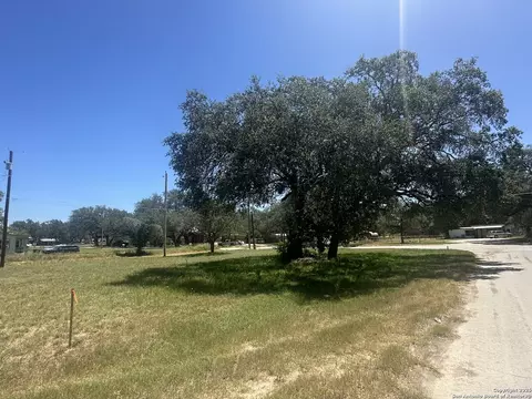 400 Davis, Devine, TX 78016