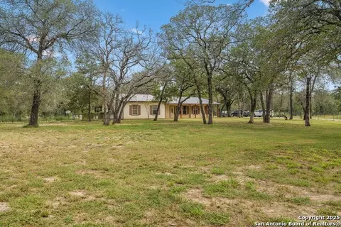 240 Oak Holw, La Vernia, TX 78121