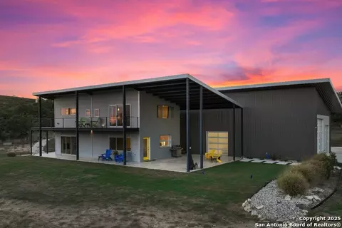 370 Gray Wolf, Blanco, TX 78606