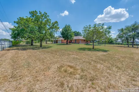 124 Country Gdns, La Vernia, TX 78121