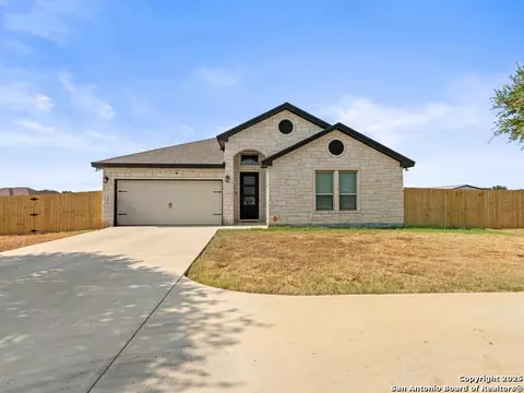 132 Medium Mdw, Lytle, TX 78052