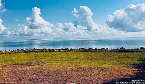 946 S Ocean Dr, Port Lavaca, TX 77979