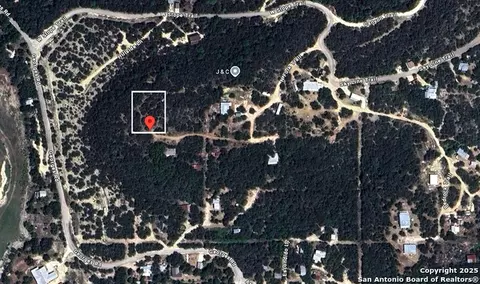 42 Nd St, Lakehills, TX 78063