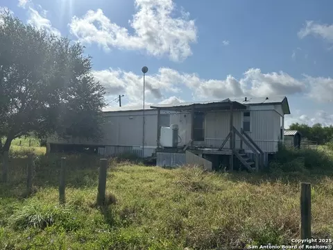 1242 Cologne Rd, Victoria, TX 77905