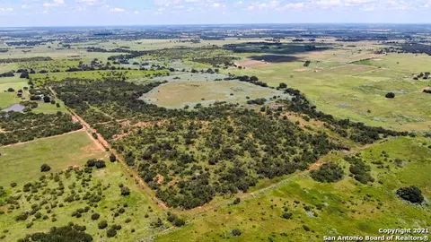 6032 Cr 405, Floresville, TX 78114