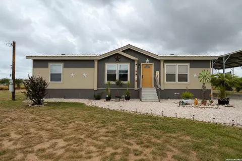 380 Martin Ave, Carrizo Springs, TX 78834