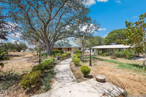 106 Hickory Cir, Floresville, TX 78114