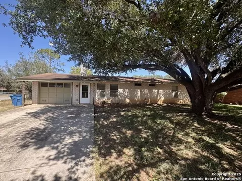 512 Low Mdw, Pleasanton, TX 78064