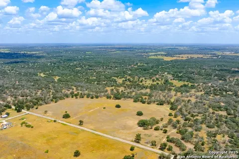 2774 County Road 320, Floresville, TX 78114