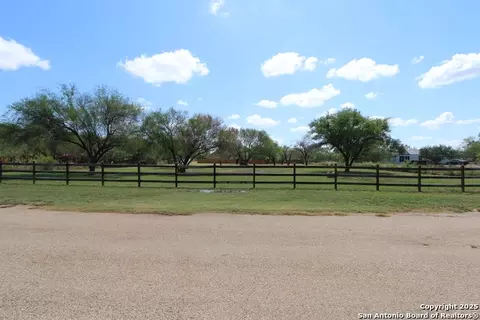 125 County Road 2666, Devine, TX 78016