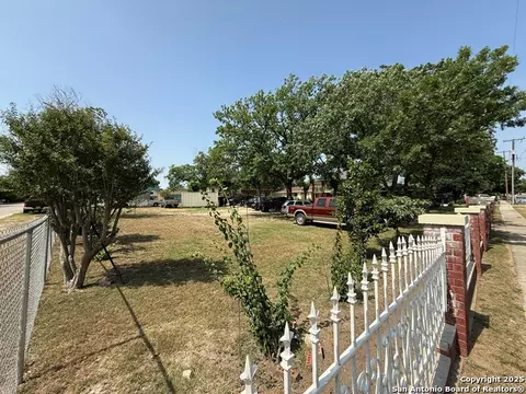 710 W Baetz Blvd 1, San Antonio, TX 78221