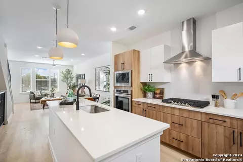 719 E Locust St #2111, San Antonio, TX 78212
