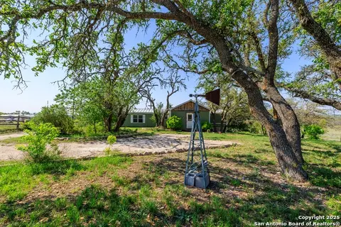 453 Reeves Ln, Harper, TX 78631