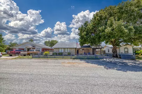 121 Rio Grande, Uvalde, TX 78801