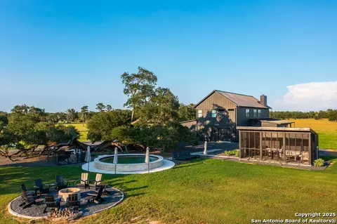 1071 Private Road 1090, Hallettsville, TX 77964