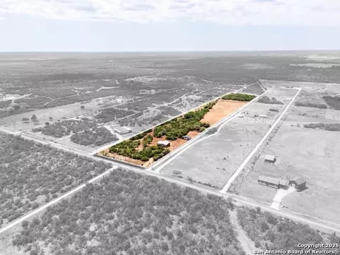 1979 County Road 651, Devine, TX 78016