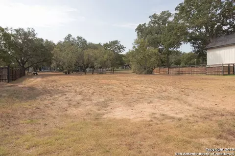 129 Bayberry Ct, La Vernia, TX 78121