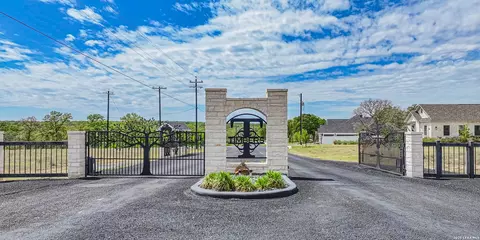 100 Timber Hts, La Vernia, TX 78121