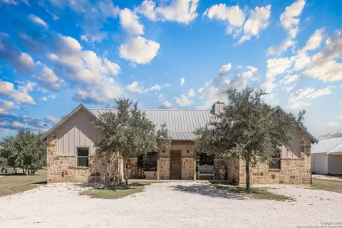 888 Tierra Linda Dr, Sabinal, TX 78881