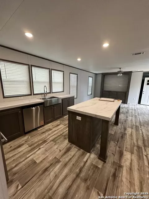 19 Green Mdws, Knippa, TX 78870