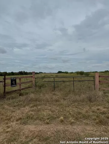 777 Woodrow Ctr, Kingsbury, TX 78638