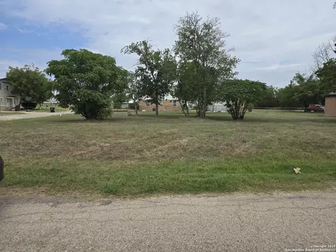 209 E 3rd, Rockdale, TX 76567