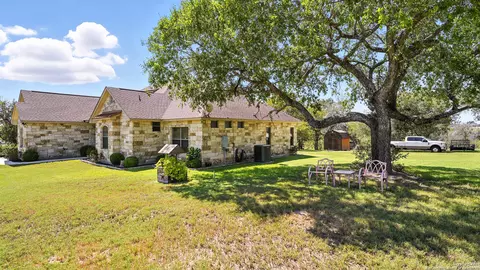 121 Carrizo Rdg, Floresville, TX 78114