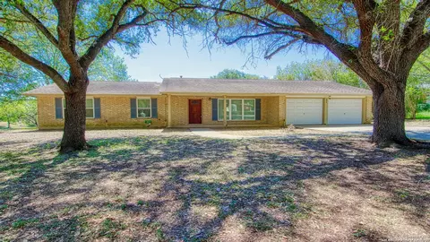 806 F St, Floresville, TX 78114