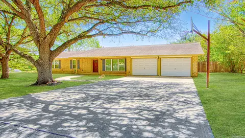 806 F St, Floresville, TX 78114