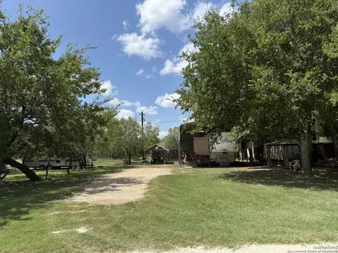 460 Paloma, Bandera, TX 78003