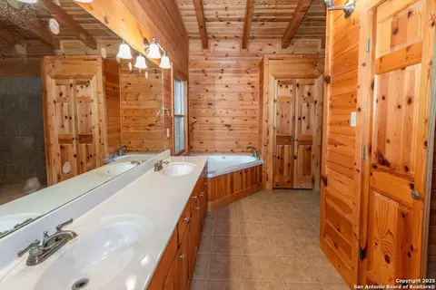 Bath - 599 Mountain View Rd, Utopia, TX 78884 photo 1 of 3