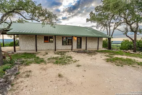 Exterior - 599 Mountain View Rd, Utopia, TX 78884 photo 3 of 8