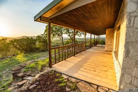 Exterior - 599 Mountain View Rd, Utopia, TX 78884 photo 6 of 8
