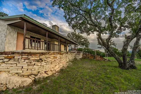 Exterior - 599 Mountain View Rd, Utopia, TX 78884 photo 5 of 8