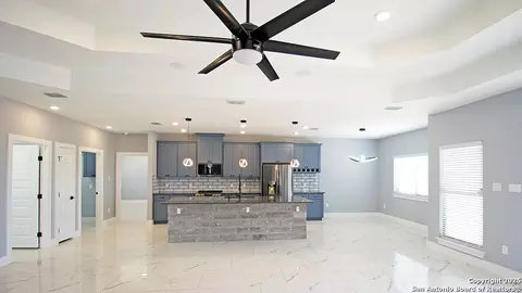 792 Lake Vly, La Vernia, TX 78121