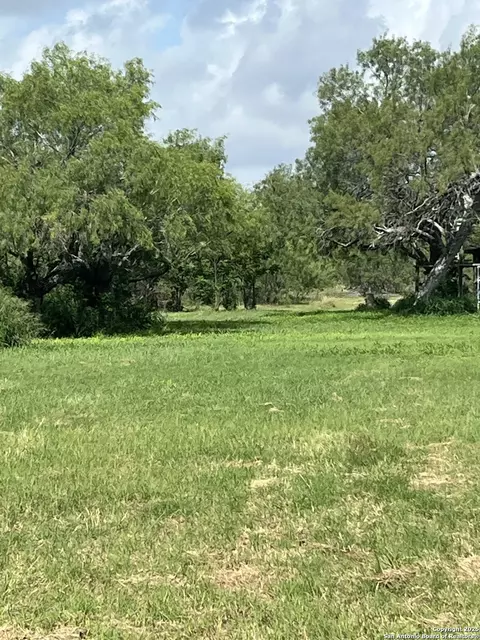 707 Deer Trl, Jourdanton, TX 78026