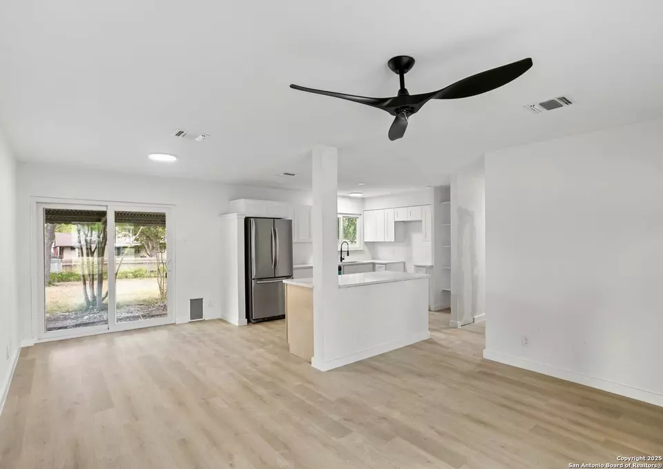 Living - 910 Stonegate, Universal City, TX 78148 photo 2 of 3