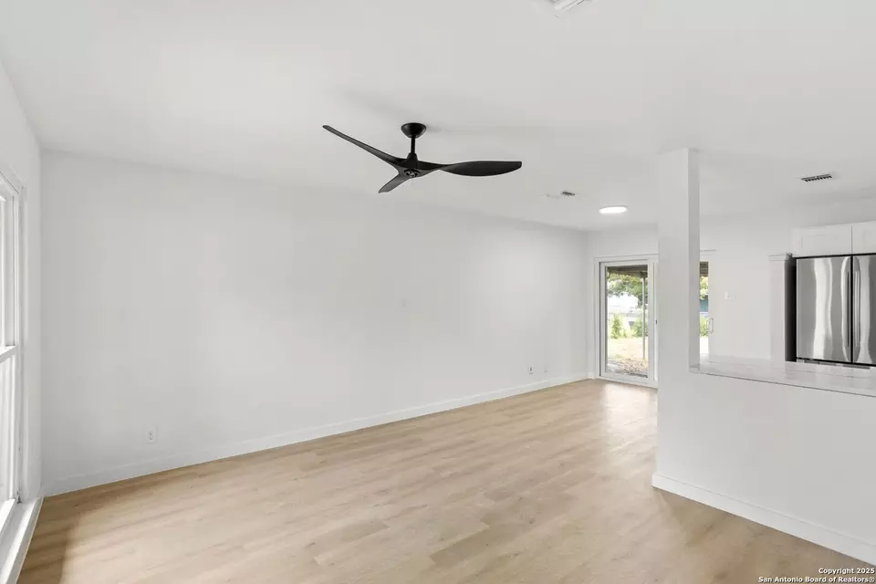 Living - 910 Stonegate, Universal City, TX 78148 photo 3 of 3