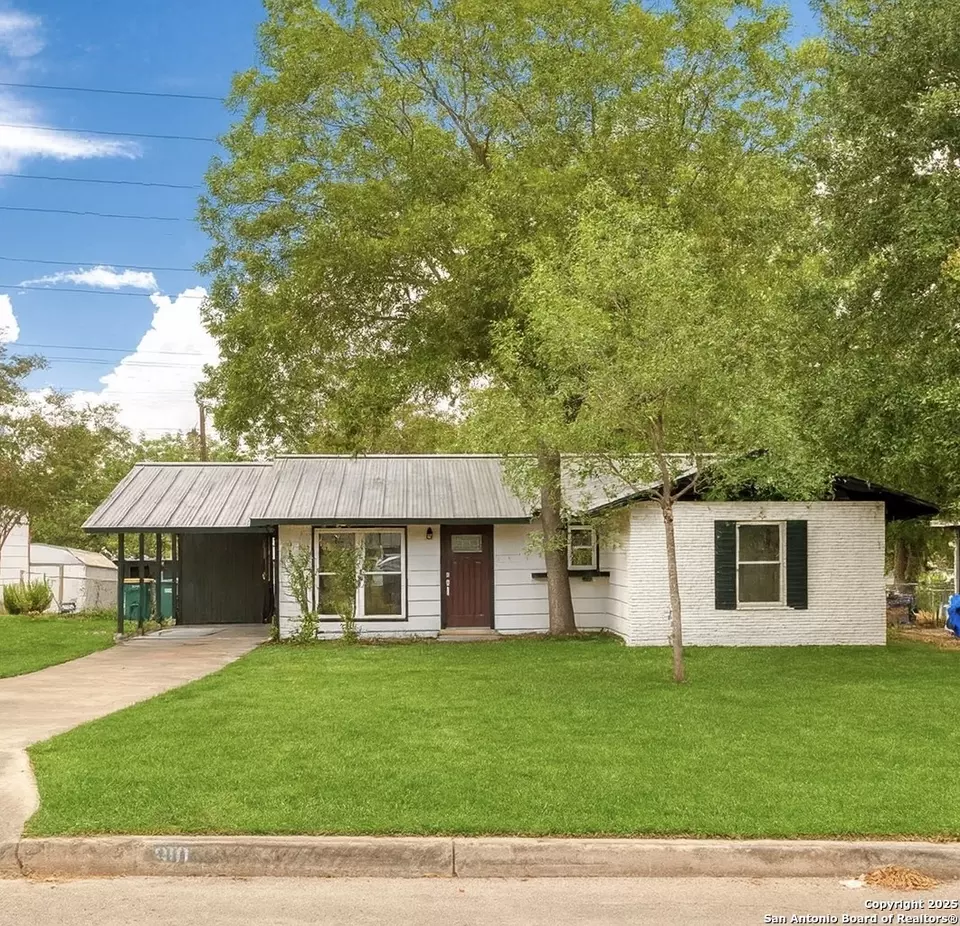 Exterior - 910 Stonegate, Universal City, TX 78148 photo 1 of 2
