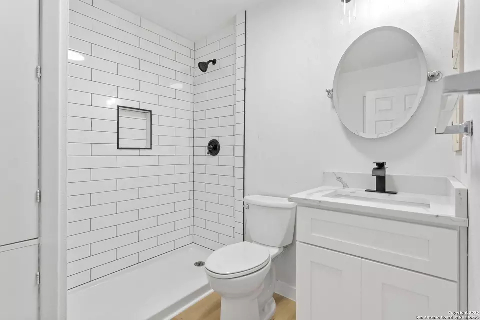 Bath - 910 Stonegate, Universal City, TX 78148 photo 1 of 1