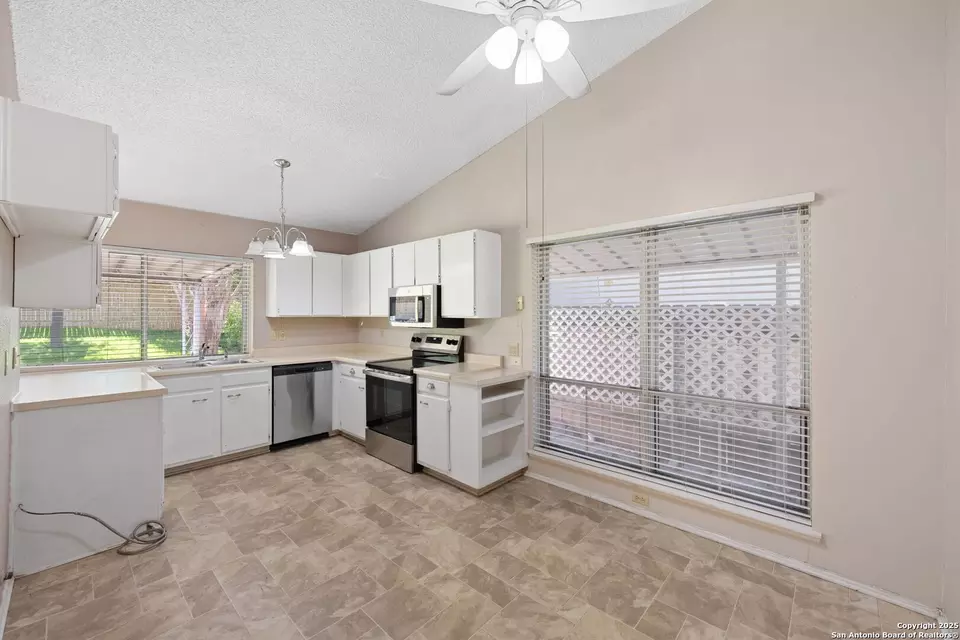 Kitchen - 8344 Highland Vw, Universal City, TX 78148 photo 1 of 4