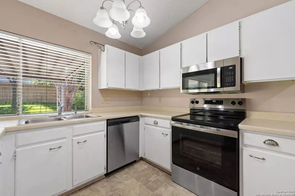 Kitchen - 8344 Highland Vw, Universal City, TX 78148 photo 2 of 4