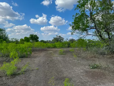 00 King Ln, Beeville, TX 78102