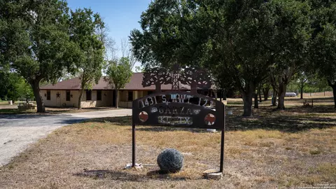 1431 S Sh-123, Karnes City, TX 78118