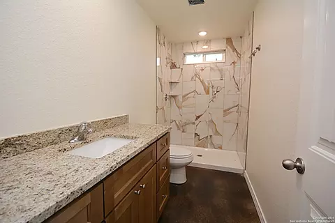 Bath - 968 High Dr, Spring Branch, TX 78070 photo 1 of 2