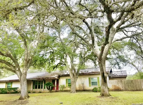 40 Encino Loma, Beeville, TX 78102