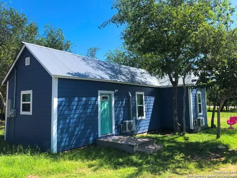 443 Bee, Normanna, TX 78142