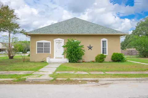 301 Jefferson Dr, Devine, TX 78016