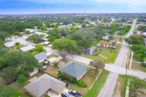 View/Area - 301 Jefferson Dr, Devine, TX 78016 photo 2 of 2