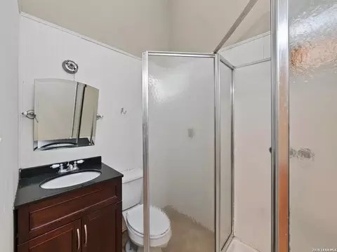 Bath - 301 Jefferson Dr, Devine, TX 78016 photo 4 of 5